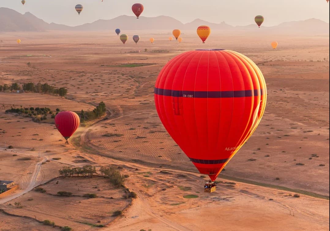 Vue aérienne de montgolfières au-dessus de Marrakech